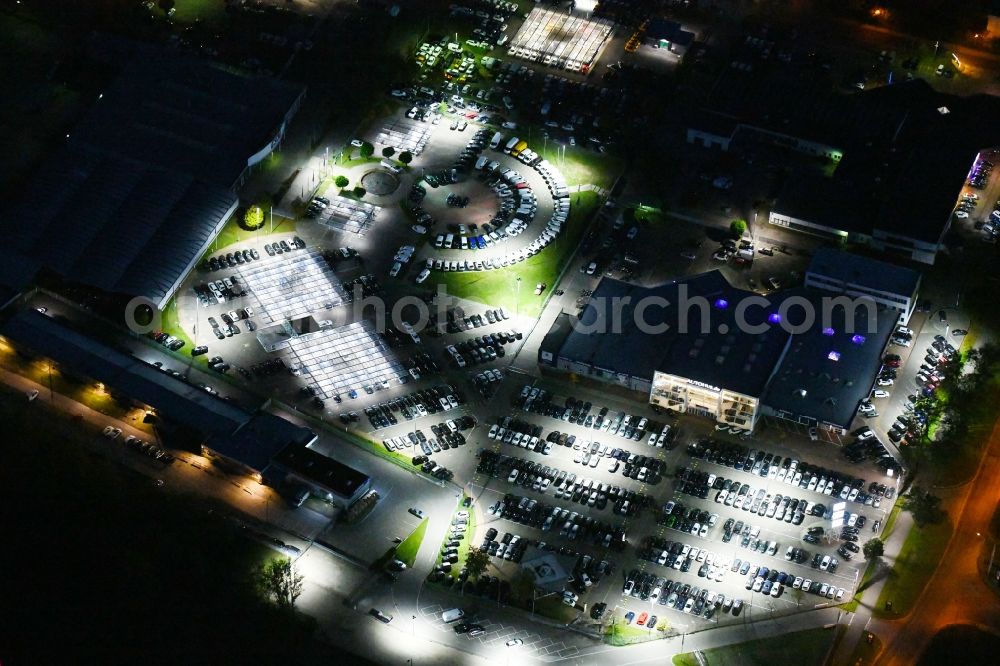 Hoppegarten at night from the bird perspective: Night lighting car dealership building on Neuer Hoenower Weg in the district Dahlwitz-Hoppegarten in Hoppegarten in the state Brandenburg, Germany