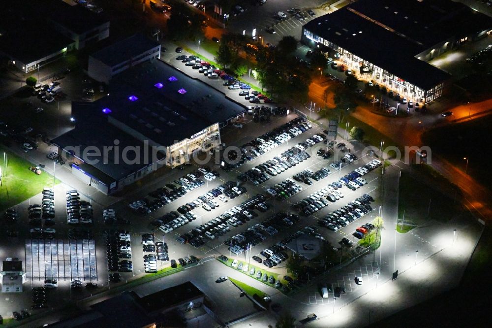 Aerial photograph at night Hoppegarten - Night lighting car dealership building on Neuer Hoenower Weg in the district Dahlwitz-Hoppegarten in Hoppegarten in the state Brandenburg, Germany