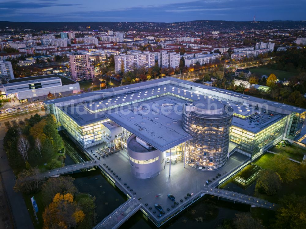 Aerial photograph at night Dresden - Night lighting car dealership building Glaeserne Manufaktur on street Lennestrasse in Dresden in the state Saxony, Germany