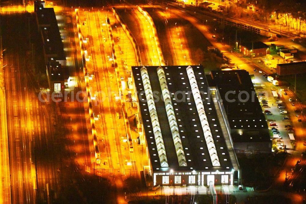 Berlin at night from the bird perspective: Night lighting Railway depot and repair shop for maintenance and repair of trains of passenger transport of the series ICE Werk Berlin Rummelsburg II on Saganer Strasse in Berlin