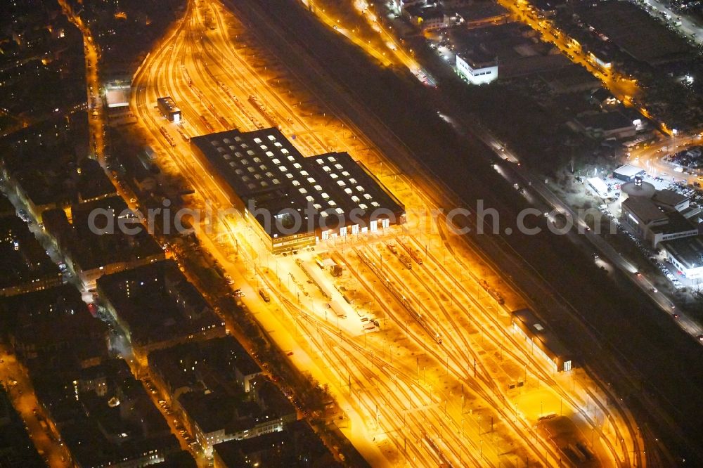 Aerial image at night Nürnberg - Night lighting Railway depot and repair shop for maintenance and repair of trains of passenger transport on Austrasse in the district Baerenschanze in Nuremberg in the state Bavaria, Germany