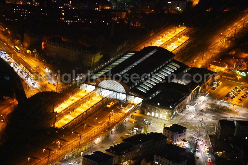 Dresden at night from the bird perspective: Night lighting station building and track systems of the S-Bahn station Dresden-Neustadt on place Schlesischer Platz in the district Neustadt in Dresden in the state Saxony, Germany