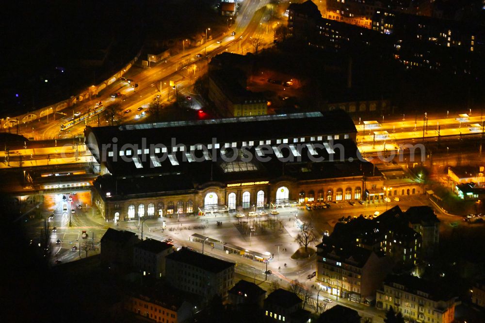 Dresden at night from the bird perspective: Night lighting station building and track systems of the S-Bahn station Dresden-Neustadt on place Schlesischer Platz in the district Neustadt in Dresden in the state Saxony, Germany