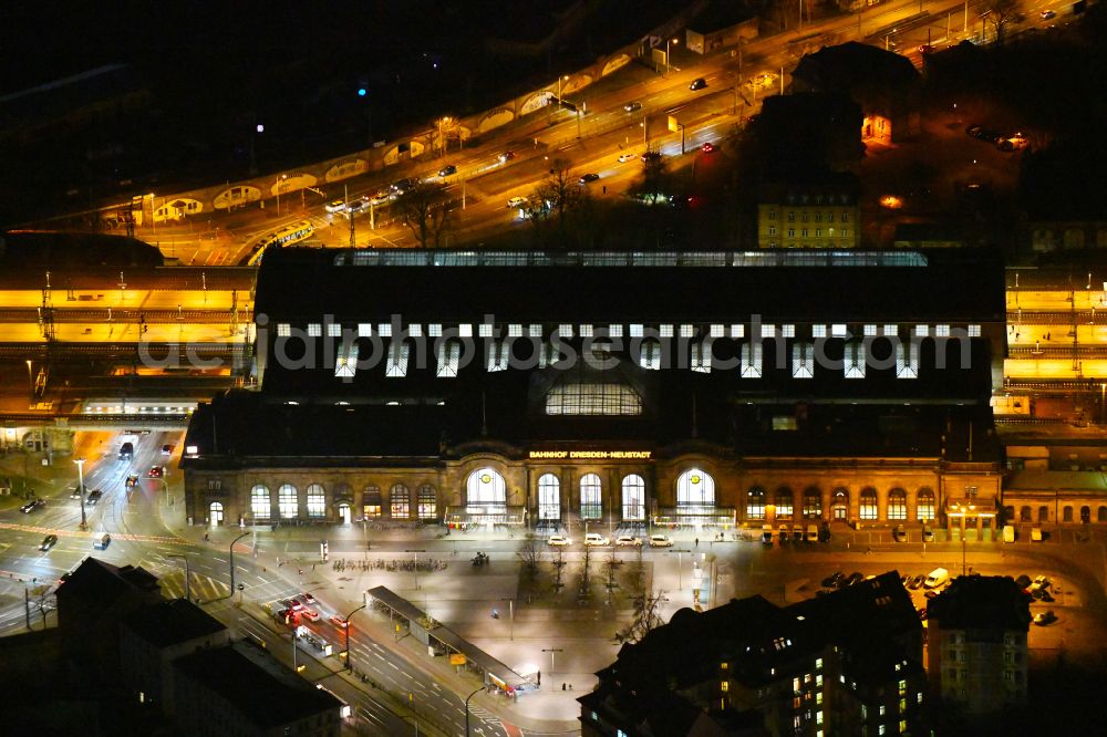 Aerial photograph at night Dresden - Night lighting station building and track systems of the S-Bahn station Dresden-Neustadt on place Schlesischer Platz in the district Neustadt in Dresden in the state Saxony, Germany