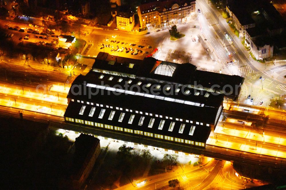 Aerial photograph at night Dresden - Night lighting station building and track systems of the S-Bahn station Dresden-Neustadt on place Schlesischer Platz in the district Neustadt in Dresden in the state Saxony, Germany