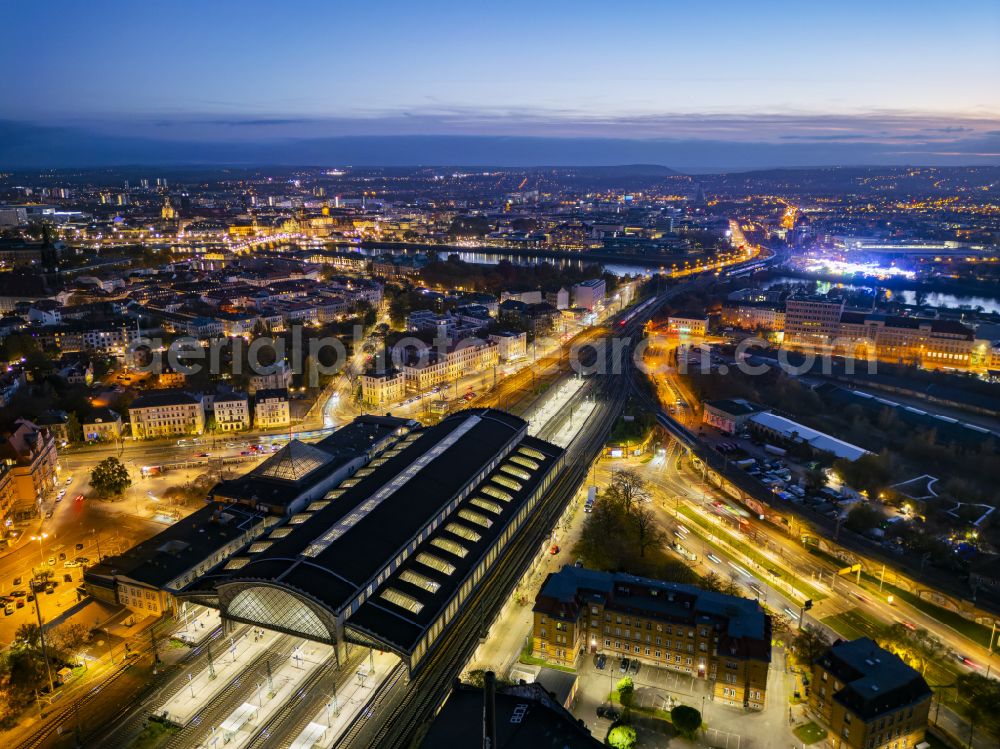 Dresden at night from the bird perspective: Night lighting station building and track systems of the S-Bahn station Dresden-Neustadt on place Schlesischer Platz in the district Neustadt in Dresden in the state Saxony, Germany