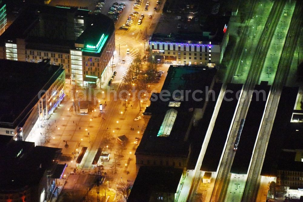 Magdeburg at night from the bird perspective: Night lighting Track progress and building place on Bahnhofstrasse on main station of the railway in the district Altstadt in Magdeburg in the state Saxony-Anhalt