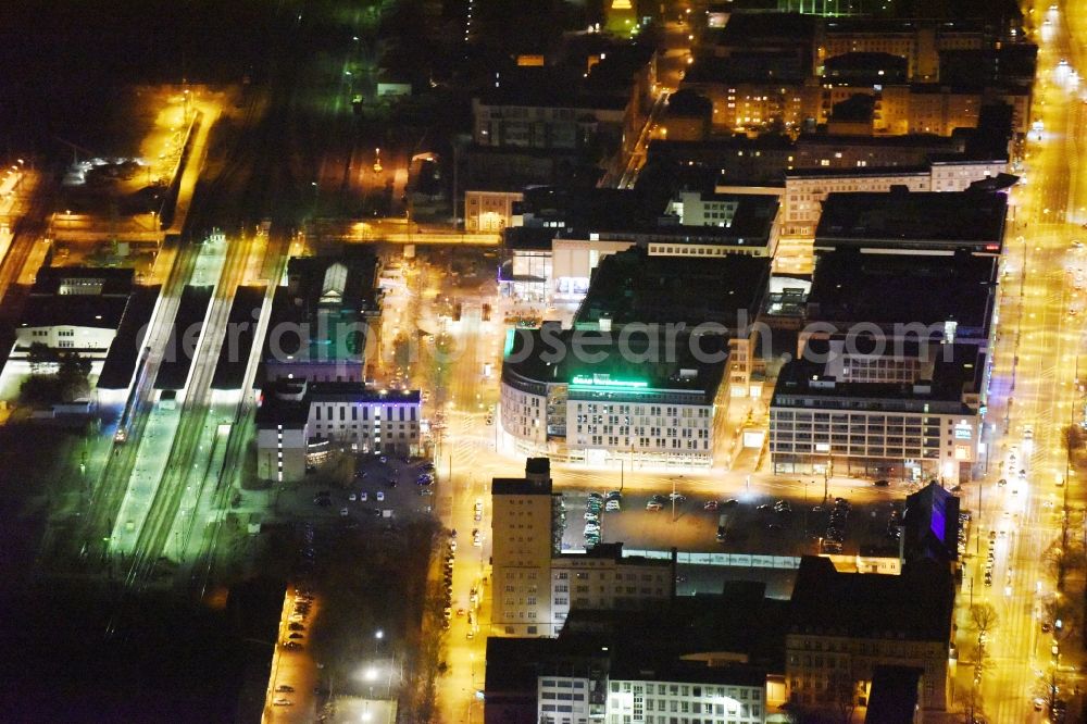 Magdeburg at night from the bird perspective: Night lighting Track progress and building place on Bahnhofstrasse on main station of the railway in the district Altstadt in Magdeburg in the state Saxony-Anhalt