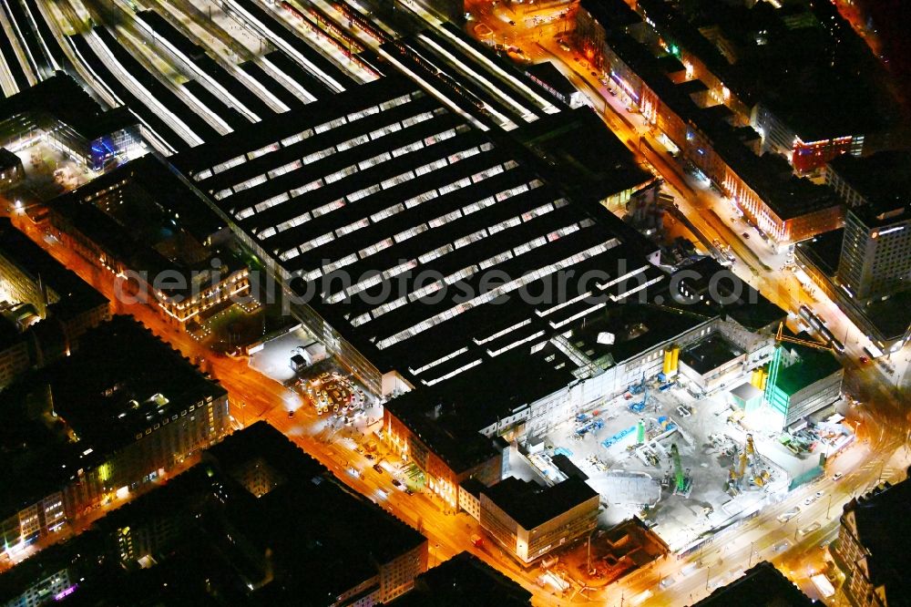 München at night from the bird perspective: Night lighting construction work for the reconstruction of the station building of Central Stationes in the district Ludwigsvorstadt-Isarvorstadt in Munich in the state Bavaria, Germany