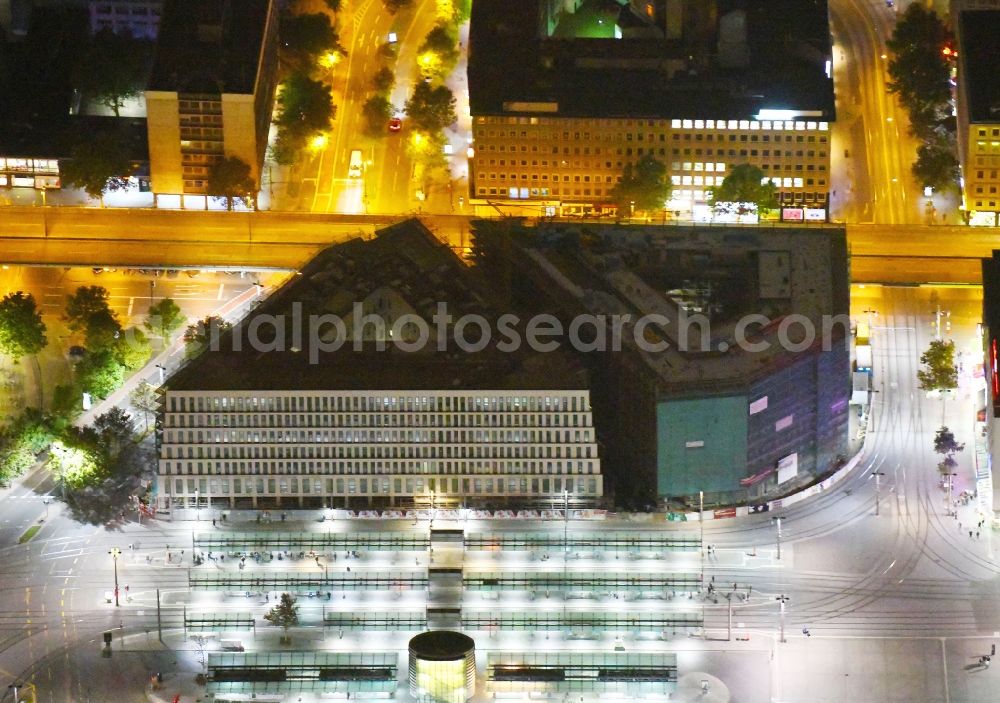 Bremen at night from the bird perspective: Night lighting Building site office building Bahnhofstrasse corner Herdentorsteinweg in Bremen, Germany