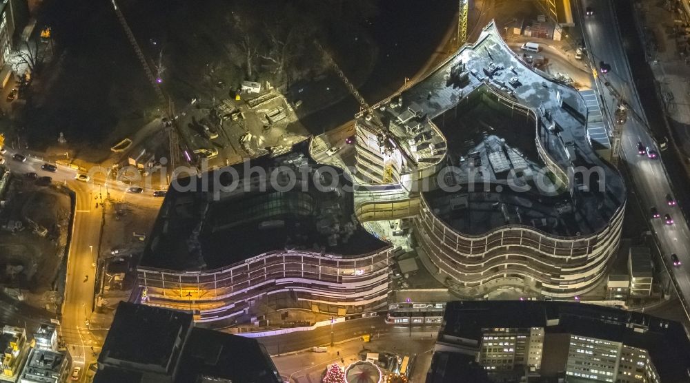 Düsseldorf at night from above - Night lighting building of the construction site of shopping center Koe-Bogen on Koenigsallee in Duesseldorf in the state North Rhine-Westphalia, Germany