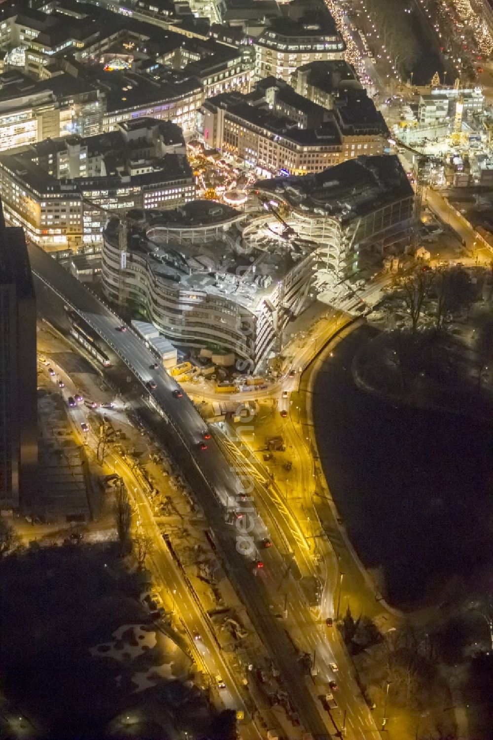 Düsseldorf at night from above - Night lighting building of the construction site of shopping center Koe-Bogen on Koenigsallee in Duesseldorf in the state North Rhine-Westphalia, Germany