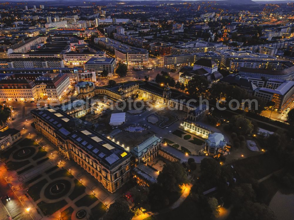 Aerial photograph at night Dresden - Night lighting construction site with reconstruction and renovation work at the palace of the castle Dresdner Zwinger at Theaterplatz - Sophienstrasse in the district Altstadt in Dresden in the state of Saxony, Germany