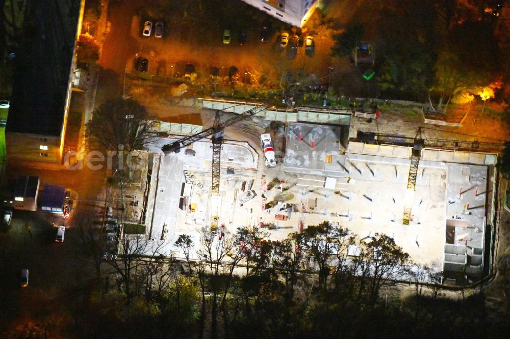 Aerial image at night Potsdam - Night lighting Residential construction site with multi-family housing development- on the Zum Kahleberg corner Zum Jagenstein in the district Waldstadt in Potsdam in the state Brandenburg, Germany