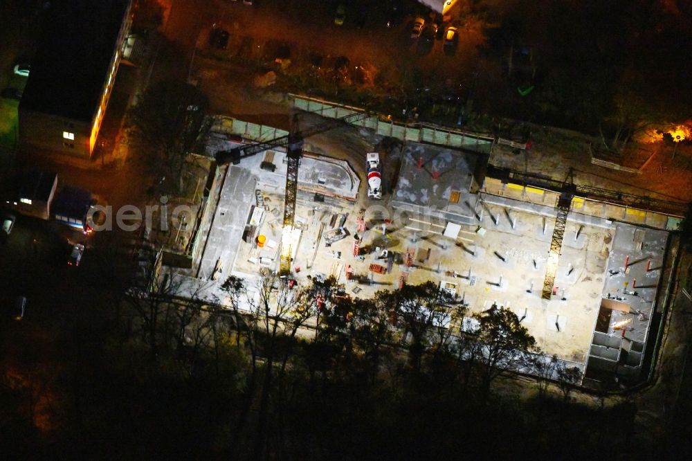 Aerial photograph at night Potsdam - Night lighting Residential construction site with multi-family housing development- on the Zum Kahleberg corner Zum Jagenstein in the district Waldstadt in Potsdam in the state Brandenburg, Germany