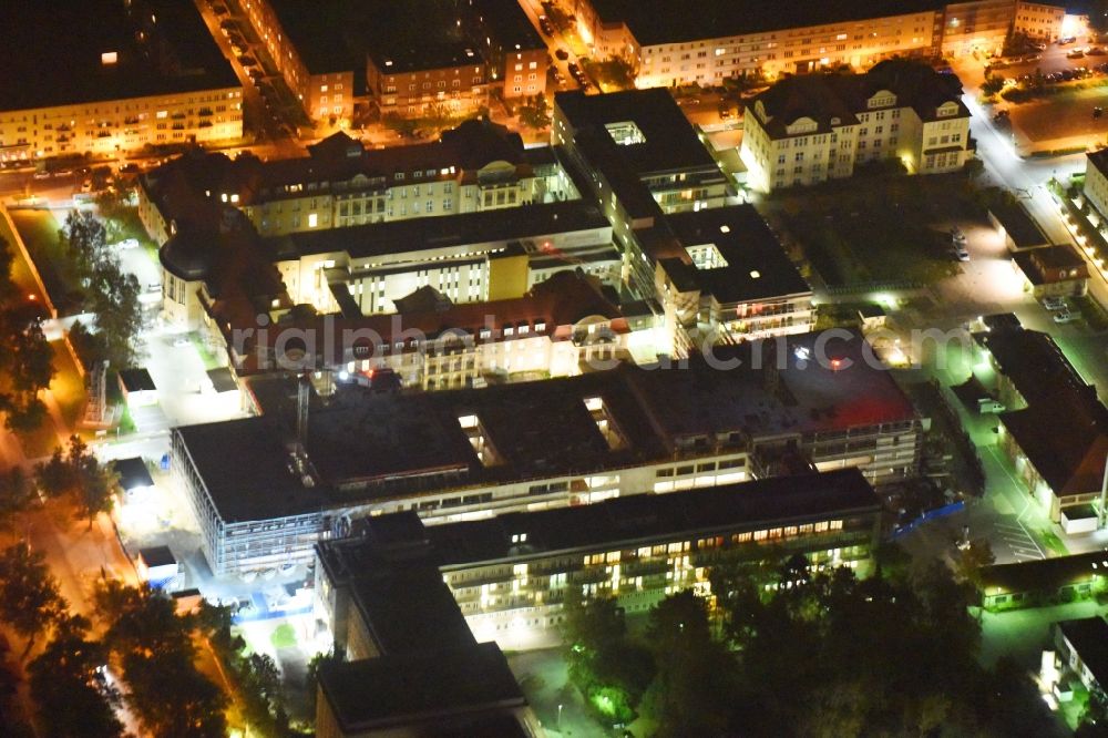 Aerial image at night Rostock - Night lighting Construction site company Schaelerbau for the new building of a functional building at the Campus Schillingallee in the district Hansaviertel in Rostock in the state Mecklenburg - Western Pomerania