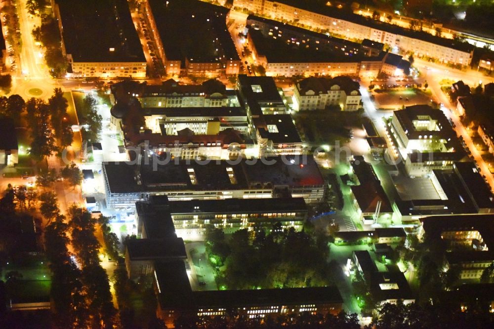 Rostock at night from above - Night lighting Construction site company Schaelerbau for the new building of a functional building at the Campus Schillingallee in the district Hansaviertel in Rostock in the state Mecklenburg - Western Pomerania