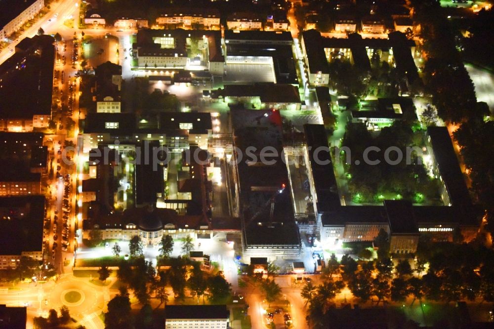 Rostock at night from the bird perspective: Night lighting Construction site company Schaelerbau for the new building of a functional building at the Campus Schillingallee in the district Hansaviertel in Rostock in the state Mecklenburg - Western Pomerania