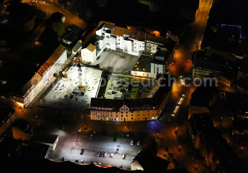 Arnstadt at night from the bird perspective: Night lighting New construction of the building complex of the shopping center Arnstadt-Center between Karl-Marien-Strasse, Muhmengasse and Turnvater-Jahn-Strasse in Arnstadt in the state Thuringia, Germany