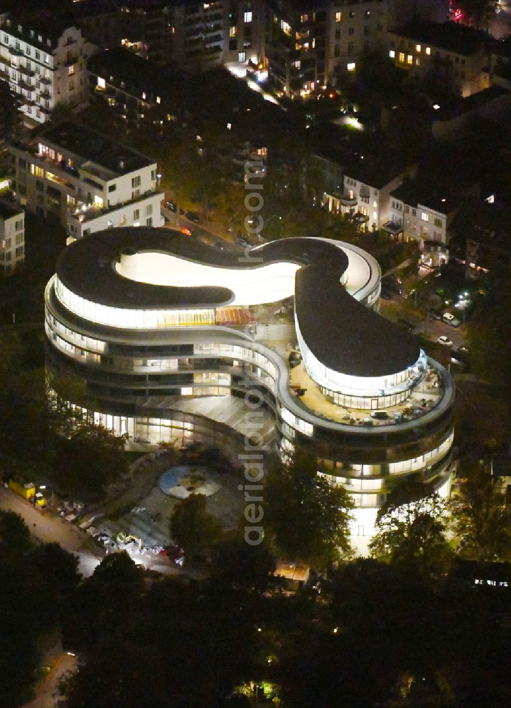 Hamburg at night from above - Night lighting New construction site the hotel complex Luxushotel The Fontenay an der Aussenalster im Stadtteil Rotherbaum in Hamburg