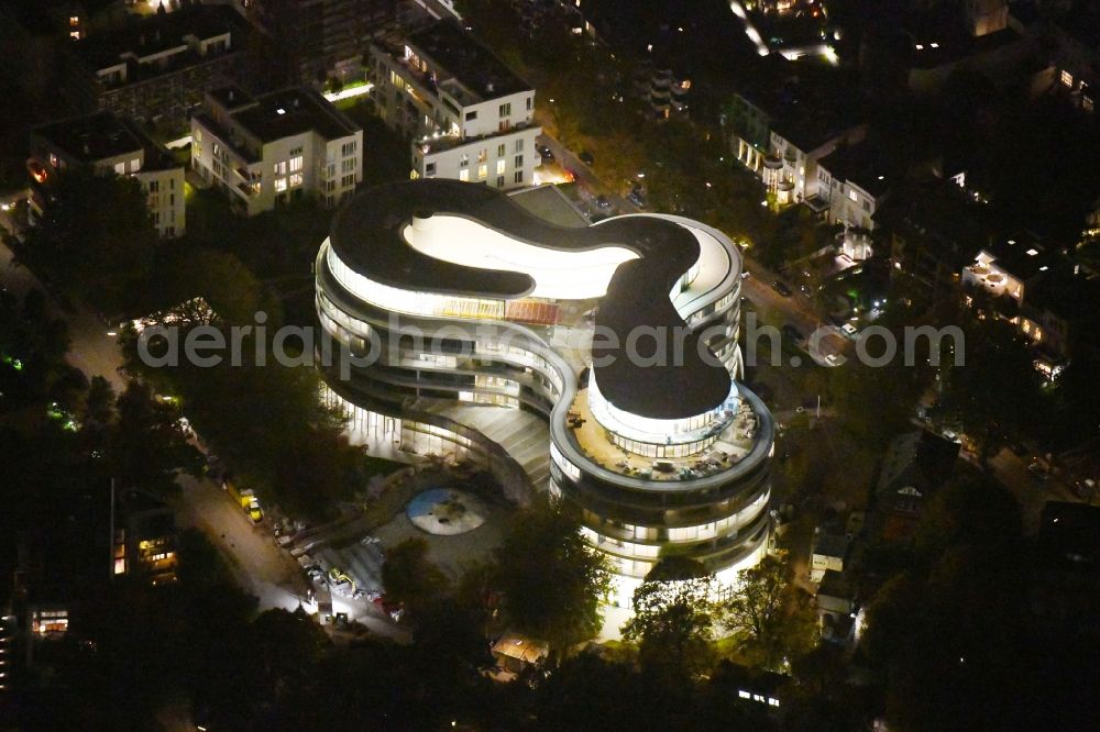 Hamburg at night from the bird perspective: Night lighting New construction site the hotel complex Luxushotel The Fontenay an der Aussenalster im Stadtteil Rotherbaum in Hamburg