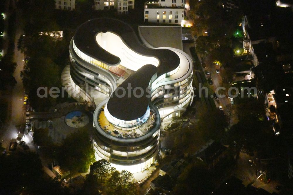 Aerial image at night Hamburg - Night lighting New construction site the hotel complex Luxushotel The Fontenay an der Aussenalster im Stadtteil Rotherbaum in Hamburg