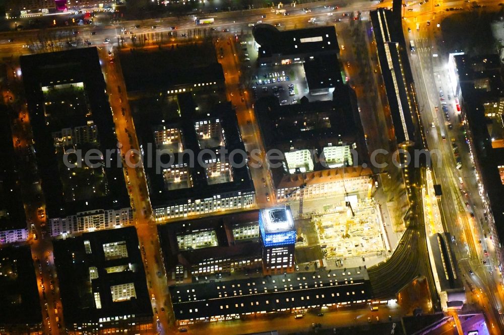Berlin at night from the bird perspective: Night lighting Construction site for the new building eines Kino- Freizeit- and Hotelkomplexes on Anschutz- Areal along of Muehlenstrasse in the district Bezirk Friedrichshain-Kreuzberg in Berlin, Germany