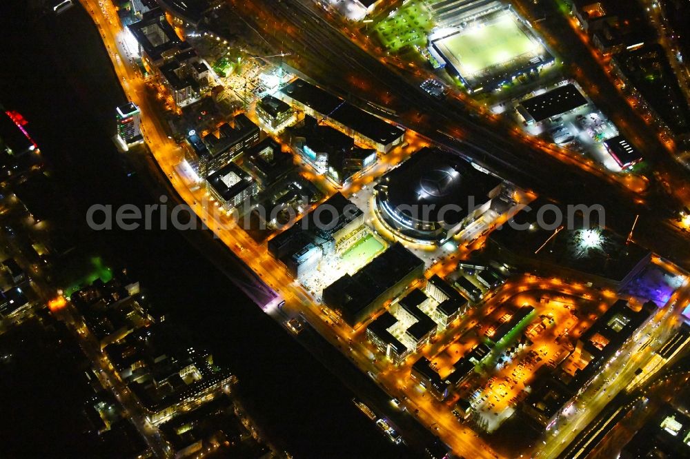 Berlin at night from the bird perspective: Night lighting Construction site for the new building eines Kino- Freizeit- and Hotelkomplexes on Anschutz- Areal along of Muehlenstrasse in the district Bezirk Friedrichshain-Kreuzberg in Berlin, Germany