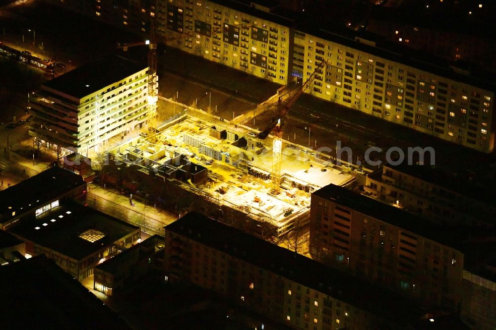 Aerial image at night Dresden - Night lighting construction site to build a new multi-family residential complex Boulevard am Wall II - Merkur 3 on Wallstrasse in the district Wilsdruffer Vorstadt in Dresden in the state Saxony, Germany