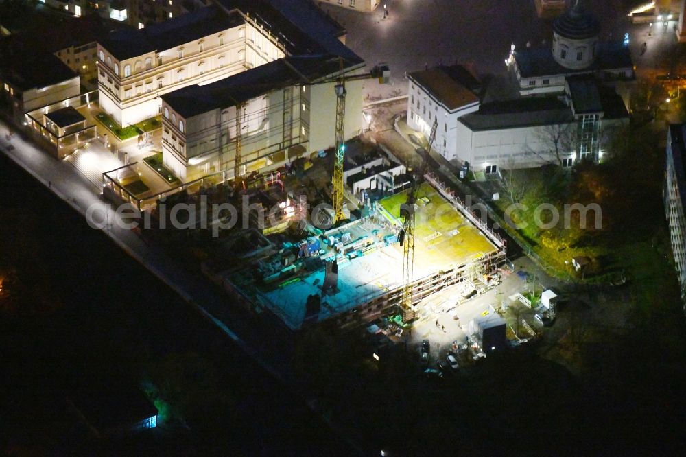 Potsdam at night from above - Night lighting Construction site to build a new multi-family residential complex on Brauerstrasse in the district Innenstadt in Potsdam in the state Brandenburg, Germany