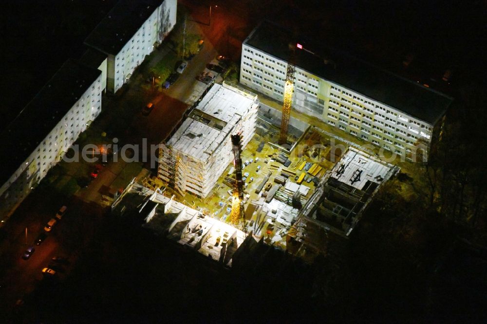 Potsdam at night from above - Night lighting Construction site to build a new multi-family residential complex through the Maerkische Bau Union GmbH + Co KG in the district Waldstadt in Potsdam in the state Brandenburg, Germany