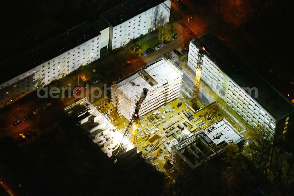 Potsdam at night from the bird perspective: Night lighting Construction site to build a new multi-family residential complex through the Maerkische Bau Union GmbH + Co KG in the district Waldstadt in Potsdam in the state Brandenburg, Germany