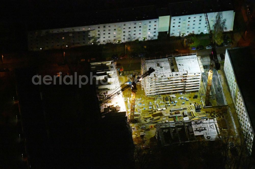 Aerial photograph at night Potsdam - Night lighting Construction site to build a new multi-family residential complex through the Maerkische Bau Union GmbH + Co KG in the district Waldstadt in Potsdam in the state Brandenburg, Germany