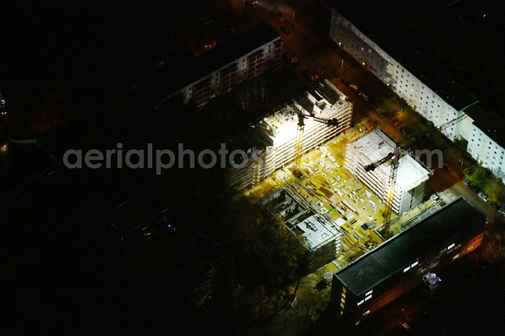 Aerial image at night Potsdam - Night lighting Construction site to build a new multi-family residential complex through the Maerkische Bau Union GmbH + Co KG in the district Waldstadt in Potsdam in the state Brandenburg, Germany