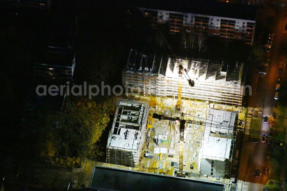 Potsdam at night from above - Night lighting Construction site to build a new multi-family residential complex through the Maerkische Bau Union GmbH + Co KG in the district Waldstadt in Potsdam in the state Brandenburg, Germany