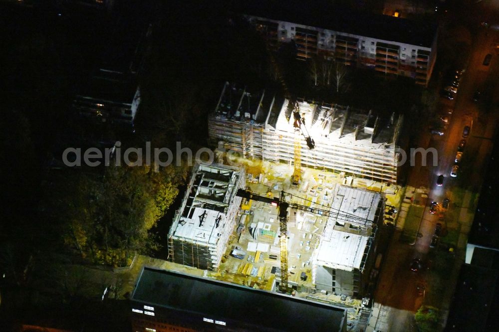 Potsdam at night from the bird perspective: Night lighting Construction site to build a new multi-family residential complex through the Maerkische Bau Union GmbH + Co KG in the district Waldstadt in Potsdam in the state Brandenburg, Germany