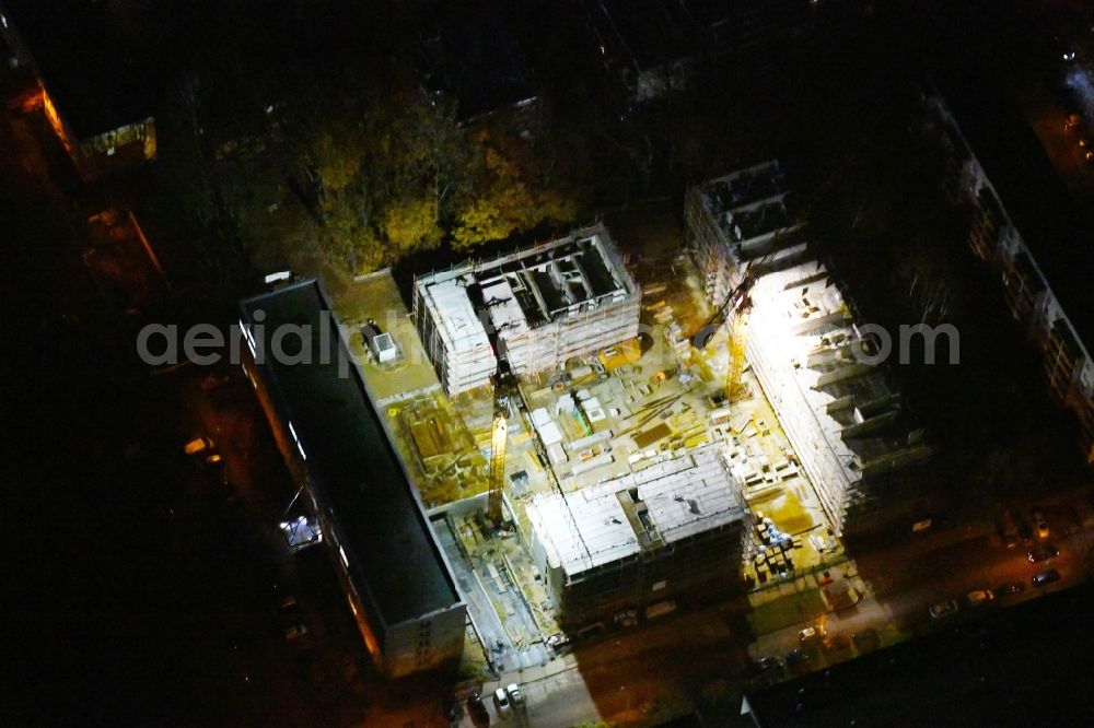 Aerial photograph at night Potsdam - Night lighting Construction site to build a new multi-family residential complex through the Maerkische Bau Union GmbH + Co KG in the district Waldstadt in Potsdam in the state Brandenburg, Germany