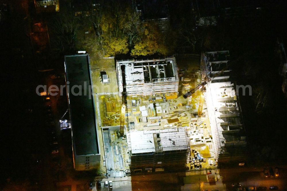 Aerial image at night Potsdam - Night lighting Construction site to build a new multi-family residential complex through the Maerkische Bau Union GmbH + Co KG in the district Waldstadt in Potsdam in the state Brandenburg, Germany