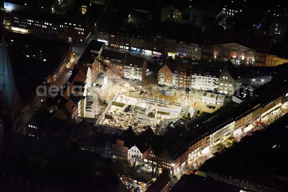 Lübeck at night from the bird perspective: Night view construction site to build a new multi-family residential complex Gruendungsviertel der Grundstuecksgesellschaft TRAVE mbH in Luebeck in the state Schleswig-Holstein