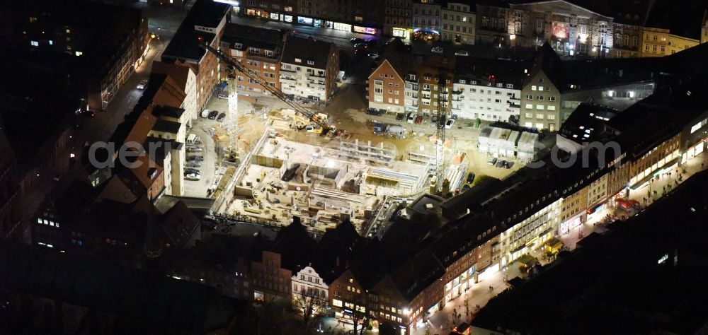 Aerial image at night Lübeck - Night view construction site to build a new multi-family residential complex Gruendungsviertel der Grundstuecksgesellschaft TRAVE mbH in Luebeck in the state Schleswig-Holstein