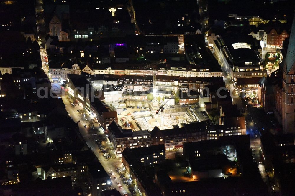 Lübeck at night from the bird perspective: Night view construction site to build a new multi-family residential complex Gruendungsviertel der Grundstuecksgesellschaft TRAVE mbH in Luebeck in the state Schleswig-Holstein