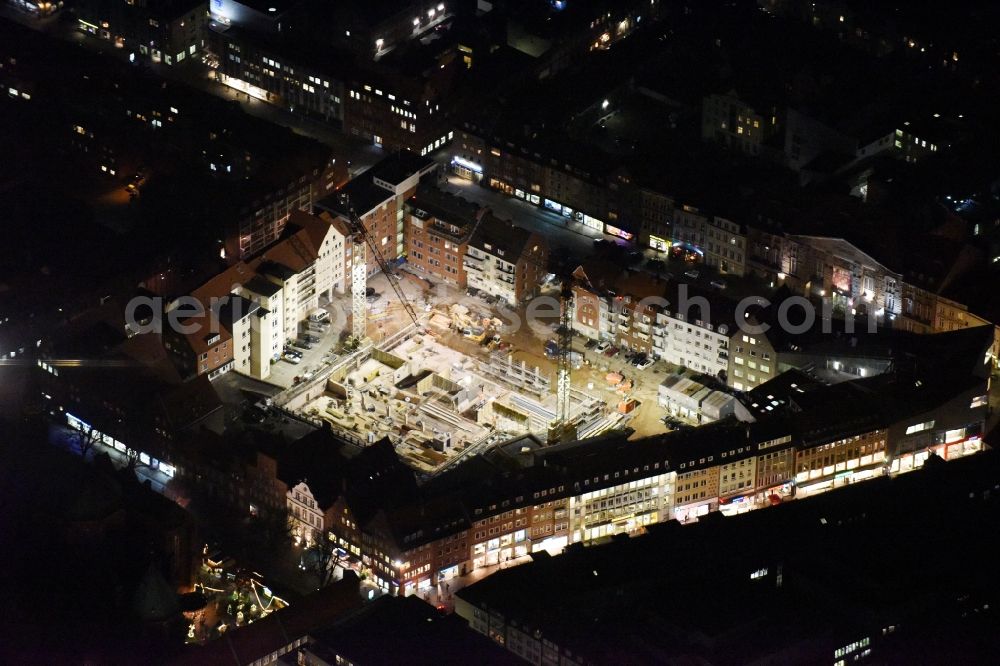 Aerial photograph at night Lübeck - Night view construction site to build a new multi-family residential complex Gruendungsviertel der Grundstuecksgesellschaft TRAVE mbH in Luebeck in the state Schleswig-Holstein