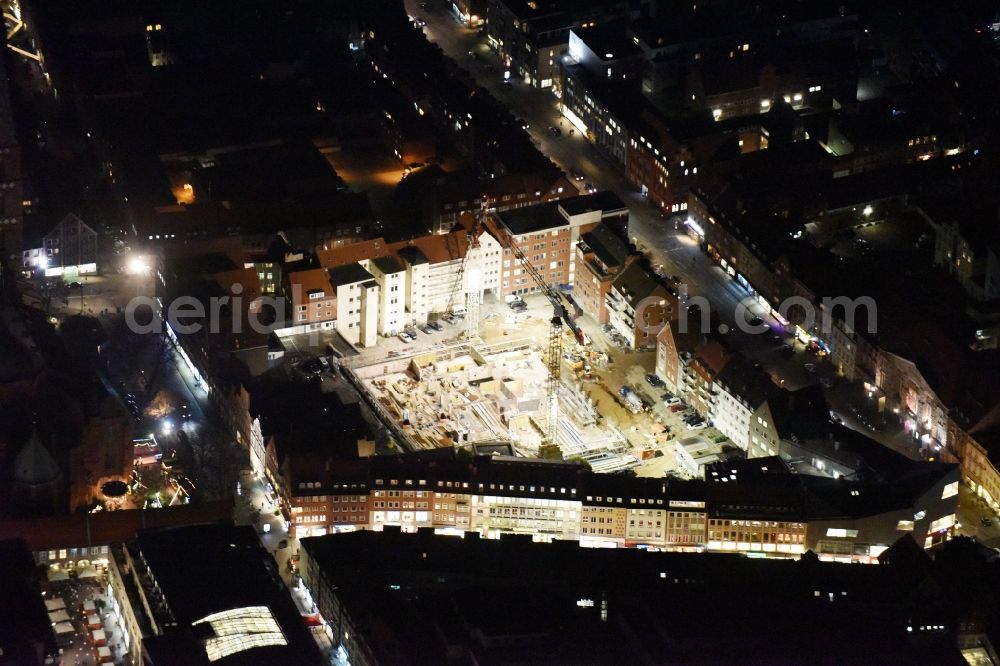 Lübeck at night from above - Night view construction site to build a new multi-family residential complex Gruendungsviertel der Grundstuecksgesellschaft TRAVE mbH in Luebeck in the state Schleswig-Holstein