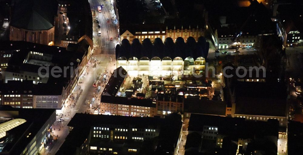 Lübeck at night from the bird perspective: Night view construction site to build a new multi-family residential complex Gruendungsviertel der Grundstuecksgesellschaft TRAVE mbH in Luebeck in the state Schleswig-Holstein