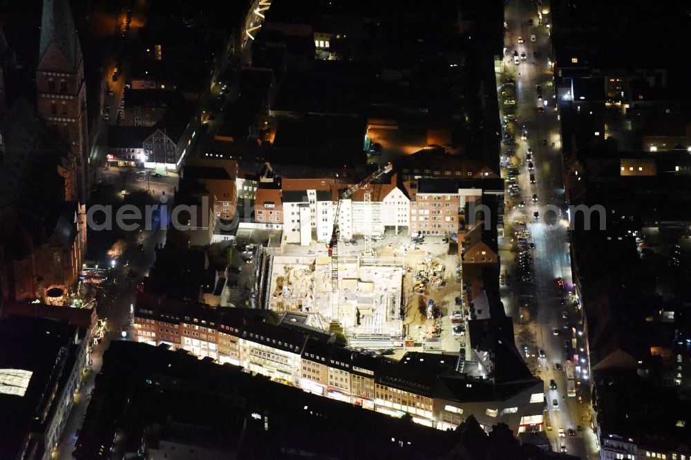 Aerial photograph at night Lübeck - Night view construction site to build a new multi-family residential complex Gruendungsviertel der Grundstuecksgesellschaft TRAVE mbH in Luebeck in the state Schleswig-Holstein