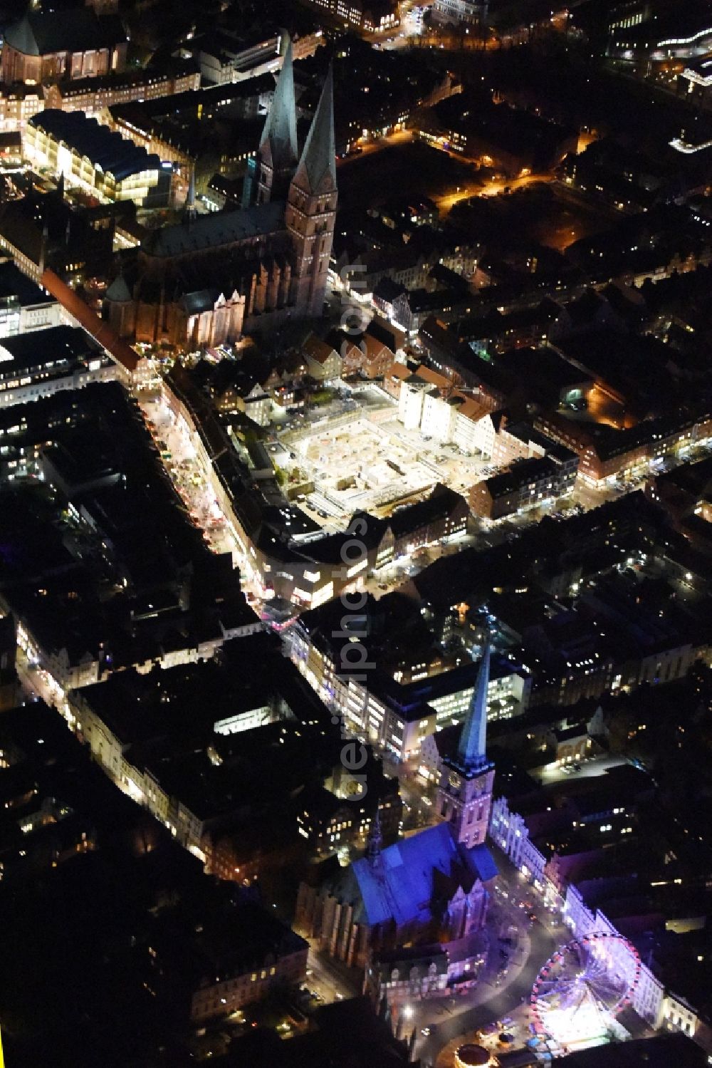 Aerial image at night Lübeck - Night view construction site to build a new multi-family residential complex Gruendungsviertel der Grundstuecksgesellschaft TRAVE mbH in Luebeck in the state Schleswig-Holstein