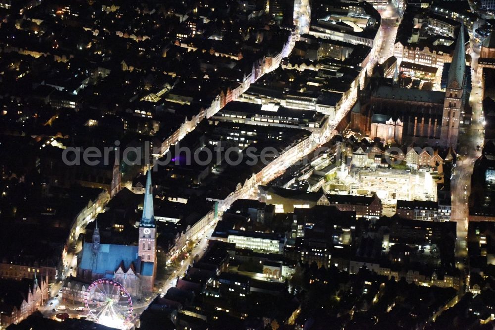 Aerial image at night Lübeck - Night view construction site to build a new multi-family residential complex Gruendungsviertel der Grundstuecksgesellschaft TRAVE mbH in Luebeck in the state Schleswig-Holstein