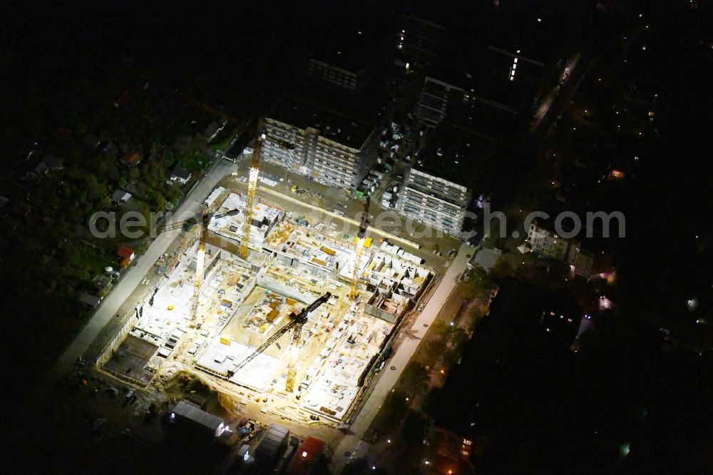 Berlin at night from the bird perspective: Night lighting construction site to build a new multi-family residential complex Maximilians Quartier on Forckenbeckstrasse in the district Schmargendorf in Berlin, Germany