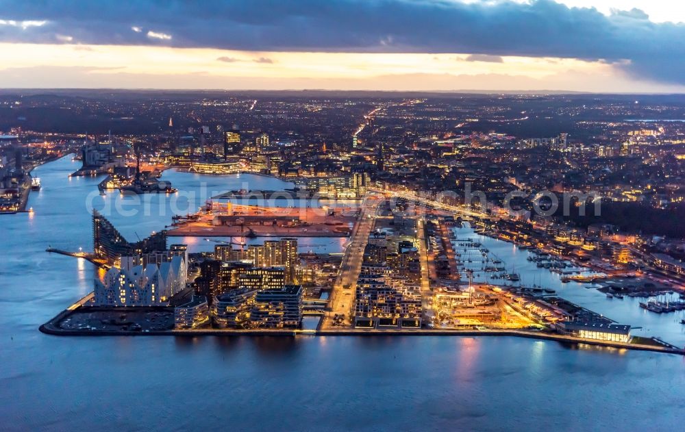 Aarhus at night from the bird perspective: Night lighting construction site to build a new multi-family residential complex on Bernhard Jensens Blvd - Thit Jensens Gade in the district Midtbyen in Aarhus in Region Midtjylland, Denmark