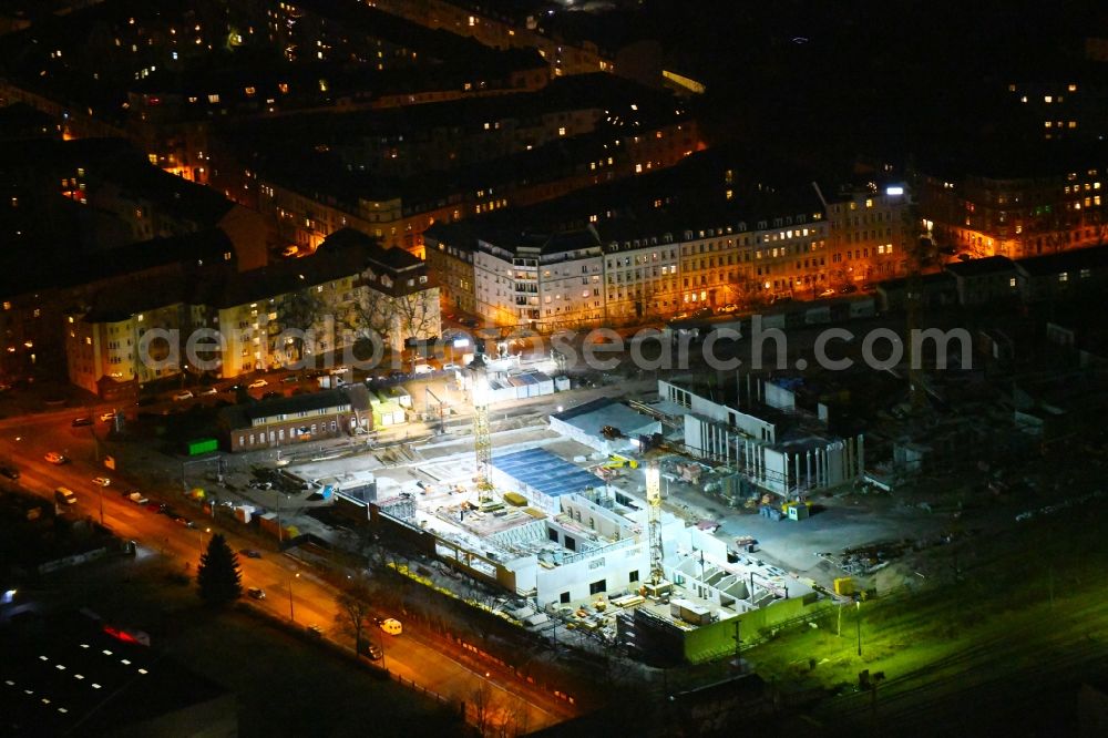 Aerial photograph at night Dresden - Night lighting New construction site of the school building Gehestrasse - Erfurter Strasse in the district Pieschen in Dresden in the state Saxony, Germany